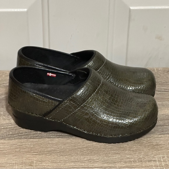 SANITA Women's Professional Work Clog Shoe Snakeskin Print Green US 7 EU 37 NWOT - Picture 1 of 6